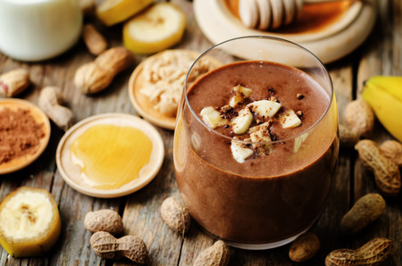 banana: chuối sô cô la bơ đậu phộng smoothie