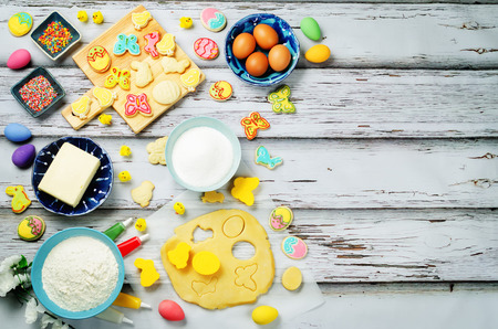 砂糖生地イースタークッキーとベーキングのための材料 調子 選択的焦点 の写真素材 画像素材 Image