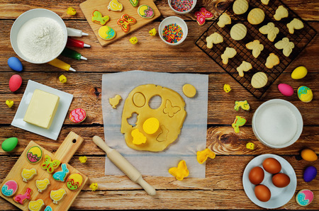 砂糖生地イースタークッキーとベーキングのための材料 調子 選択的焦点 の写真素材 画像素材 Image