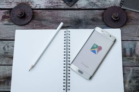 logo samsung: Chiangmai, Thái Lan -NOV 28, năm 2015, chụp màn hình bản đồ google trên cạnh samsung galaxy s6. Google Maps là một ứng dụng dịch vụ bản đồ web và công nghệ được cung cấp bởi Google.