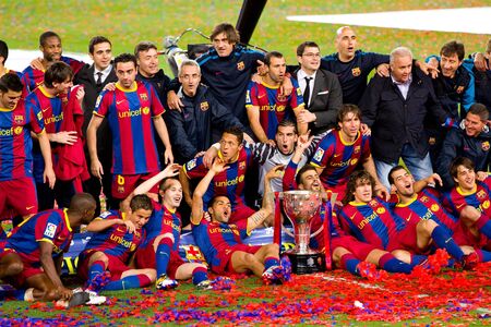 11 年 5 月 15 日スペインのバルセロナでのカンプ ノウ スタジアムでスペイン リーグの優勝トロフィーを祝うバルセロナ 5 月 15 日 Fc バルセロナ選手 の写真素材 画像素材 Image