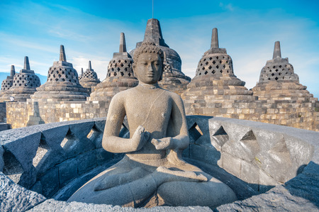 インドネシア ・ ジャワ島のボロブドゥール寺院で仏像