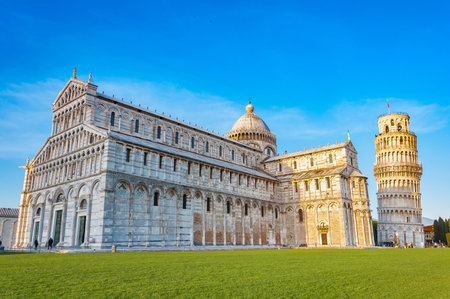 Katedra w pizie (duomo di pisa) z krzywą wieżą w pizie na piazza dei miracoli w pizie, toskania, włochy