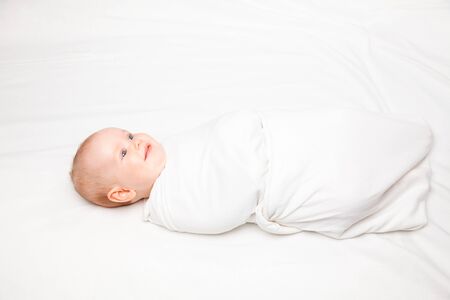 3 カ月の赤ちゃんが白い毛布のベッドを置くことで Swaddled 手足の動きを防ぐために布で幼児をラップの練習は 襁褓 の写真素材 画像素材 Image 3 カ月の赤ちゃんが白い毛布のベッドを置くことで Swaddled 手足の動きを防ぐために布で幼児をラップの練習は 襁褓 の写真素材 画像素材 Image
