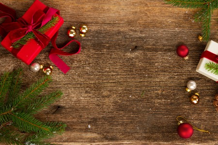 クリスマス フラット トップ ビュー フレームが横たわっていた 手作りニット居心地のよい毛布 常緑樹のモミの木の枝と木の高齢者の背景にクリスマス紙 プレゼント の写真素材 画像素材 Image