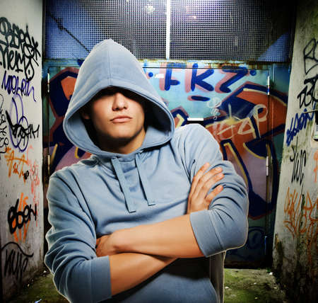 банда: Cool looking hooligan in a graffiti painted gateway