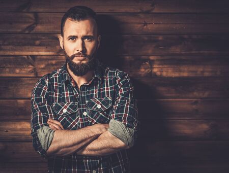 Hombre Con Barba En La Cámara De Retención Camisa A Cuadros Hermoso Hombre Llevaba Camisa A Cuadros En Casa De Madera