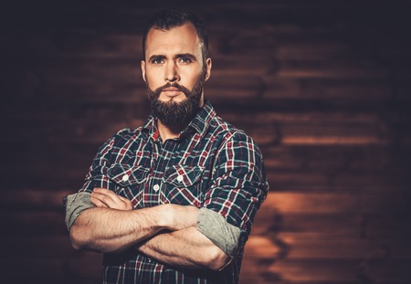 Hombre Con Barba En La Cámara De Retención Camisa A Cuadros Hermoso Hombre Llevaba Camisa A Cuadros En Casa De Madera