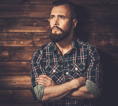 Hombre Con Barba En La Cámara De Retención Camisa A Cuadros Hermoso Hombre Llevaba Camisa A Cuadros En Casa De Madera