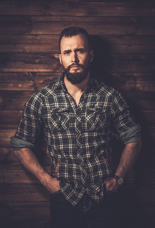 Hermoso Hombre Llevaba Camisa A Cuadros En Casa De Madera Hermoso Hombre Llevaba Camisa A Cuadros En Casa De Madera