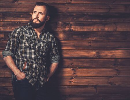 Hombre Con Barba En La Cámara De Retención Camisa A Cuadros Hermoso Hombre Llevaba Camisa A Cuadros En Casa De Madera