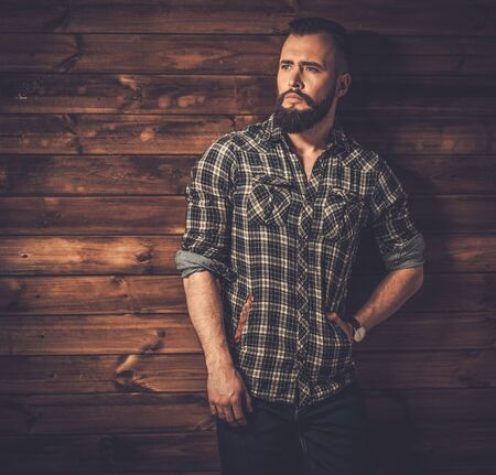 Hombre Con Barba En La Cámara De Retención Camisa A Cuadros Hermoso Hombre Llevaba Camisa A Cuadros En Casa De Madera