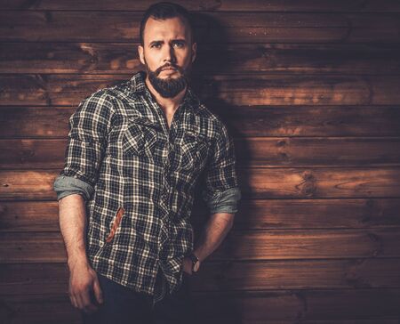 Hombre Con Barba En La Cámara De Retención Camisa A Cuadros Hermoso Hombre Llevaba Camisa A Cuadros En Casa De Madera