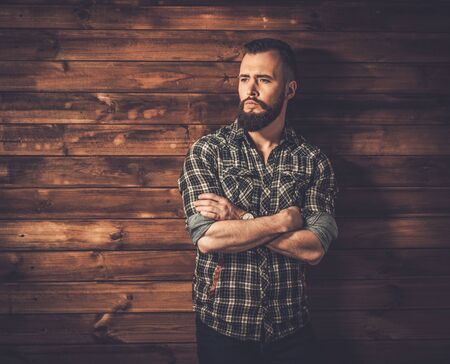 Hombre Con Barba En La Cámara De Retención Camisa A Cuadros Hermoso Hombre Llevaba Camisa A Cuadros En Casa De Madera