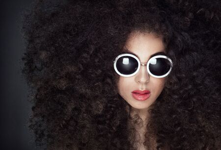 アフロの髪型や流行のサングラスとアフリカ系アメリカ人女性のポートレート の写真素材 画像素材 Image