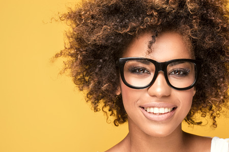 アフロの髪型と若い美しいアフリカ系アメリカ人の少女 魅力的な女の子が眼鏡を着用します 肖像画 こぼれるような笑顔がかわいい 背景が黄色 の写真素材 画像素材 Image アフロの髪型と若い美しいアフリカ系アメリカ人の少女 魅力的な女の子が眼鏡を着用します 肖像画 こぼれるような笑顔がかわいい 背景が黄色 の写真素材 画像素材 Image
