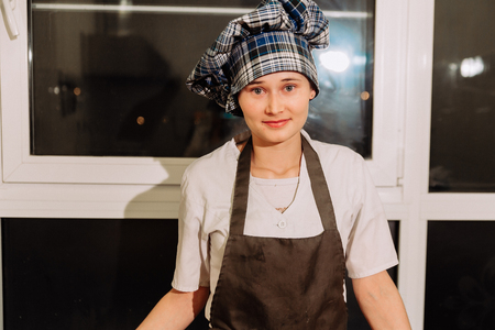 女性焼くパイ お菓子は デザートを作る パンを作る テーブルの上の生地 生地をこねます の写真素材 画像素材 Image 女性焼くパイ お菓子は デザートを作る パンを作る テーブルの上の生地 生地をこねます の写真素材 画像素材 Image