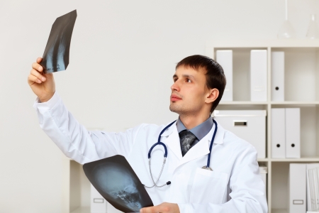 職場で白い制服を着た若い男性医師 の写真素材 画像素材 Image