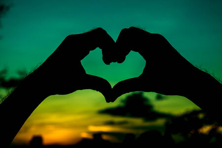 夕日と空の手のシルエット ハート の写真素材 画像素材 Image 夕日と空の手のシルエット ハート の写真素材 画像素材 Image