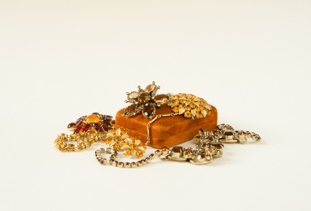 梨花ジュエリー 古いヴィンテージのジュエリー フレームです 美しい透明なラインス トーン ネックレス 白のイヤリング フラット横たわっていた トップ ビュー の写真素材 画像素材 Image 梨花ジュエリー 古いヴィンテージのジュエリー フレームです 美しい透明なラインス トーン ネックレス 白のイヤリング フラット横たわっていた トップ ビュー の写真素材 画像素材 Image