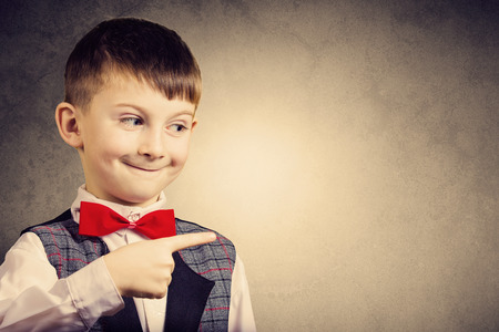 驚いたり怖がったりして見上げるかわいい赤ちゃんの肖像画 赤ちゃんは不思議に思って 怖がって 怖がる の写真素材 画像素材 Image 驚いたり怖がったりして見上げるかわいい赤ちゃんの肖像画 赤ちゃんは不思議に思って 怖がって 怖がる の写真素材 画像素材 Image