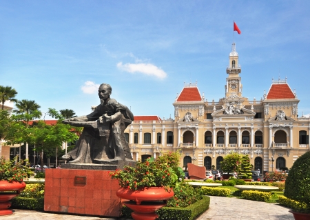 The landscape of Saigon: Thành phố Hồ Chí Minh, Việt Nam - June 08,2011: Một bức tượng của Việt Nam