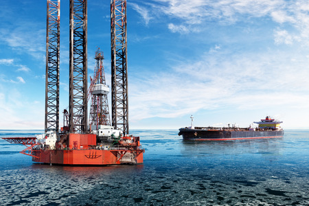 Oil Rig и танкер на шельфе в зимний период.