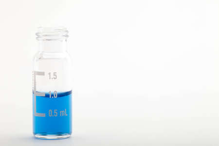 白地に青い液体分離の一ミリリットル満ちている 1 つのクロマト グラフ法によるガラスの瓶 の写真素材 画像素材 Image 白地に青い液体分離の一ミリリットル満ちている 1 つのクロマト グラフ法によるガラスの瓶 の写真素材 画像素材 Image