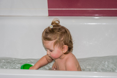 Petite Belle Fille Bebe Baigner Nu Dans L Eau Dans Le Bain Avec Ses Jouets Banque D Images Et Photos Libres De Droits Image Petite Belle Fille Bebe Baigner Nu Dans L Eau Dans Le Bain Avec Ses Jouets Banque D Images Et Photos Libres De Droits Image