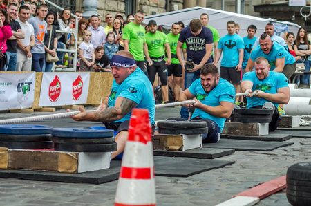 美しいボディと路上の綱引きで競合する励起光巨大な筋肉とリヴィウ ウクライナ 16 年 6 月 強い選手ボディビルダー ストロングマン の写真素材 画像素材 Image 美しいボディと路上の綱引きで競合する励起光巨大な筋肉とリヴィウ ウクライナ 16 年 6 月 強い選手ボディビルダー ストロングマン の写真素材 画像素材 Image