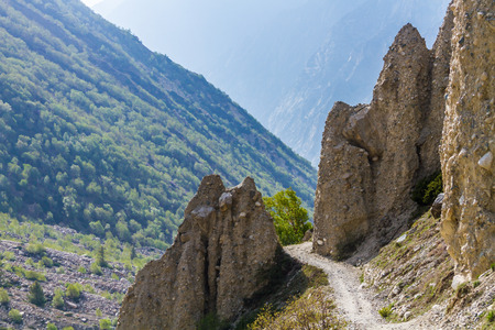 Gaumukh 氷河 Bhagirati とガンジス川の源流はウッタラーカンド州インドでバック グラウンドでピークします の写真素材 画像素材 Image 57385180