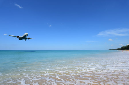 プーケット タイ 11 月 17 日 16 年までに タイのプーケットに November17 マイかおビーチ上のプーケット空港で着陸飛行機 の写真素材 画像素材 Image