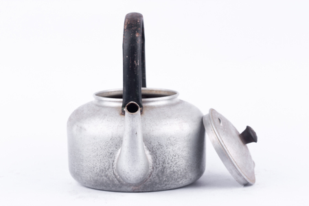 Oude vintage retro waterkoker op witte achtergrond drankje geïsoleerd dicht omhoog. Welke, ketel gemaakt van aluminium materialen. Oude vintage retro waterkoker op witte achtergrond drankje geïsoleerd dicht omhoog. Welke, ketel gemaakt van aluminium materialen.