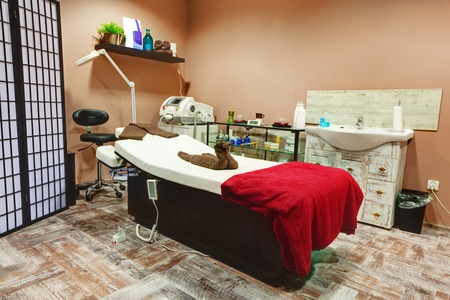 https://us.123rf.com/450wm/niserin/niserin1503/niserin150300026/37903859-schoonheidssalon-interieur-ontspannen-zen-ontwerp-met-tafel-voor-de-behandeling-en-massage.jpg?ver=6