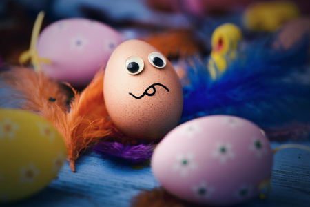 三次元の目と異なる色の羽に囲まれた 怖い顔をして 口を描画装飾緑イースターエッグのクローズ アップ の写真素材 画像素材 Image 三次元の目と異なる色の羽に囲まれた 怖い顔をして 口を描画装飾緑イースターエッグのクローズ アップ の写真素材 画像素材 Image