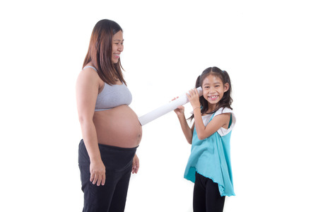 妊娠中の女性が彼女の赤ちゃんの心音を聞いて の写真素材 画像素材 Image