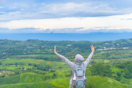 ハッピーは 青空の日に山の風景と 座って リラックス 腕を男します 自由とストレス フリーの瞬間 の写真素材 画像素材 Image