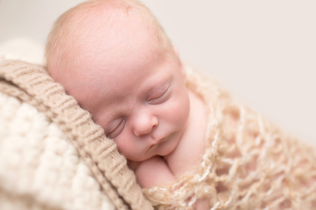 新生児赤ちゃん眠り 睡眠し織り目加工の毛布で寝ているポーズし 丸まって の写真素材 画像素材 Image