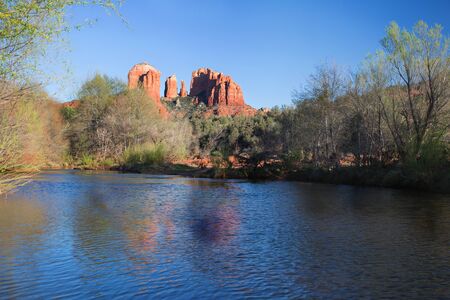 赤い岩のセドナ アリゾナ州 アリゾナ州 アメリカのランドマークで有名なキャッスル ロックのふもと川ビュー の写真素材 画像素材 Image