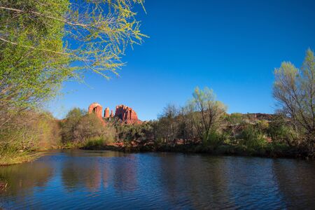赤い岩のセドナ アリゾナ州 アリゾナ州 アメリカのランドマークで有名なキャッスル ロックのふもと川ビュー の写真素材 画像素材 Image