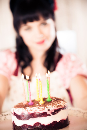 誕生日ケーキを持つヴィンテージ少女 の写真素材 画像素材 Image 誕生日ケーキを持つヴィンテージ少女 の写真素材 画像素材 Image
