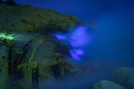 夜の硫黄鉱山の青い炎 カワイジェン火山 東ジャワ インドネシア の写真素材 画像素材 Image 夜の硫黄鉱山の青い炎 カワイジェン火山 東ジャワ インドネシア の写真素材 画像素材 Image