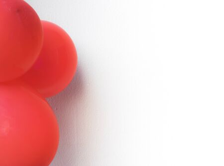 お祭りイベントの壁紙や背景を使用して白い壁に赤い風船 の写真素材 画像素材 Image