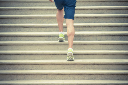 黒のレギンスとピンクのスニーカーを屋外階段を登る女性の足 の写真素材 画像素材 Image 黒のレギンスとピンクのスニーカーを屋外階段を登る女性の足 の写真素材 画像素材 Image