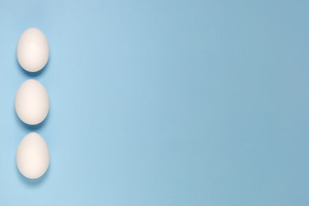無地のピンクのパステルの背景に巣の白い卵の高角度の眺め 最小限のイースターの概念 の写真素材 画像素材 Image