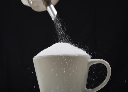Cuchara Llena De Azúcar Descansando En La Taza De Café Sucia En La Adicción De Azúcar Loco Y Poco Saludable Nutrición Concepto Aislado En El Fondo Negro Fotos, Retratos, Imágenes Y Fotografía