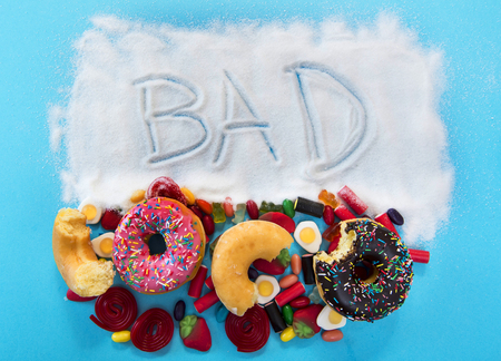 甘いドーナツ ケーキのおいしいグループと生活栄養の健康管理とカロリー虐待やダイエットのコンセプトで Word 砂糖でグミ キャンディーの多くが不健康です の写真素材 画像素材 Image