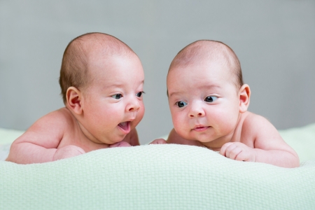 Droles Jumeaux Bebe Nouveau Ne Couche Sur Le Ventre Banque D Images Et Photos Libres De Droits Image Droles Jumeaux Bebe Nouveau Ne Couche Sur Le Ventre Banque D Images Et Photos Libres De Droits Image