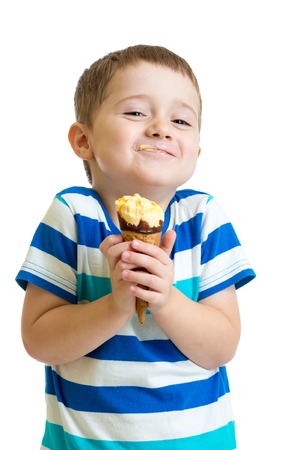 ice cream: buồn cười cậu bé bé ăn kem ice bị cô lập trên nền trắng Kho ảnh
