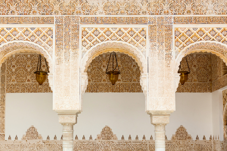 Arcos em estilo mourisco islâmico em Alhambra, Granada, Espanha Foto de archivo - 93644676